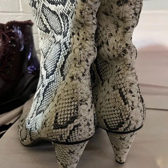 Longchamp Black and White Heeled Boots with Snakeskin Pattern - Picture 5 of 10
